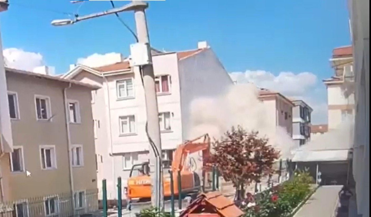 Eskişehir\'de inşaat çalışmaları nedeniyle yıkılan bina güvenlik kamerasında