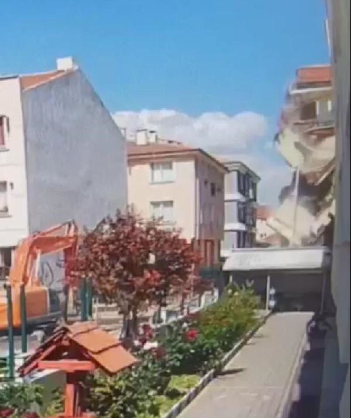 Eskişehir\'de 3 katlı kerpiç bina çöktü