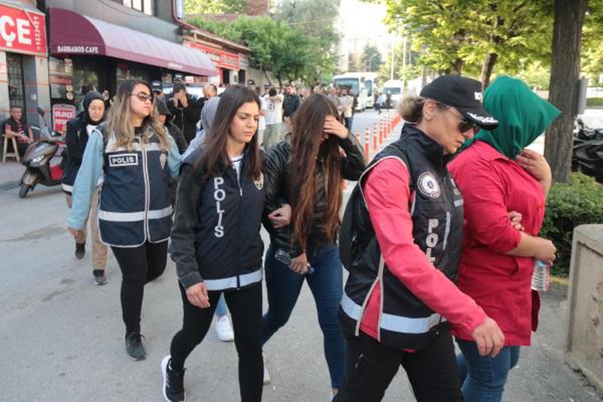 İkinci el otomobil sahiplerini sahte para transferiyle dolandırdılar