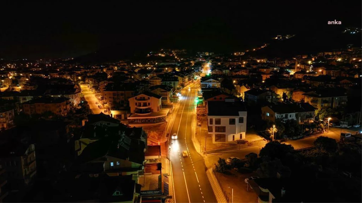 Fethiye Belediyesi, Baha Şıkman Caddesi\'nde sıcak asfalt üst tabaka döküm işini tamamladı