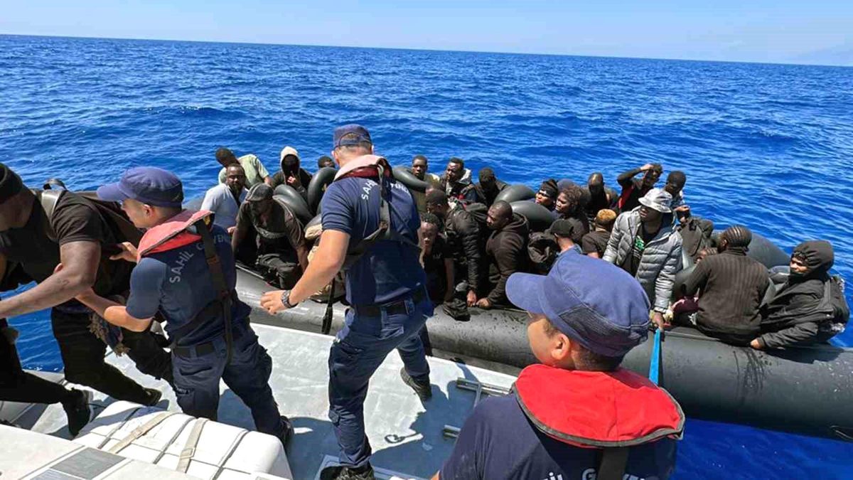 Yunanistan güvenlik unsurları tarafından geri itilen 37 düzensiz göçmen kurtarıldı