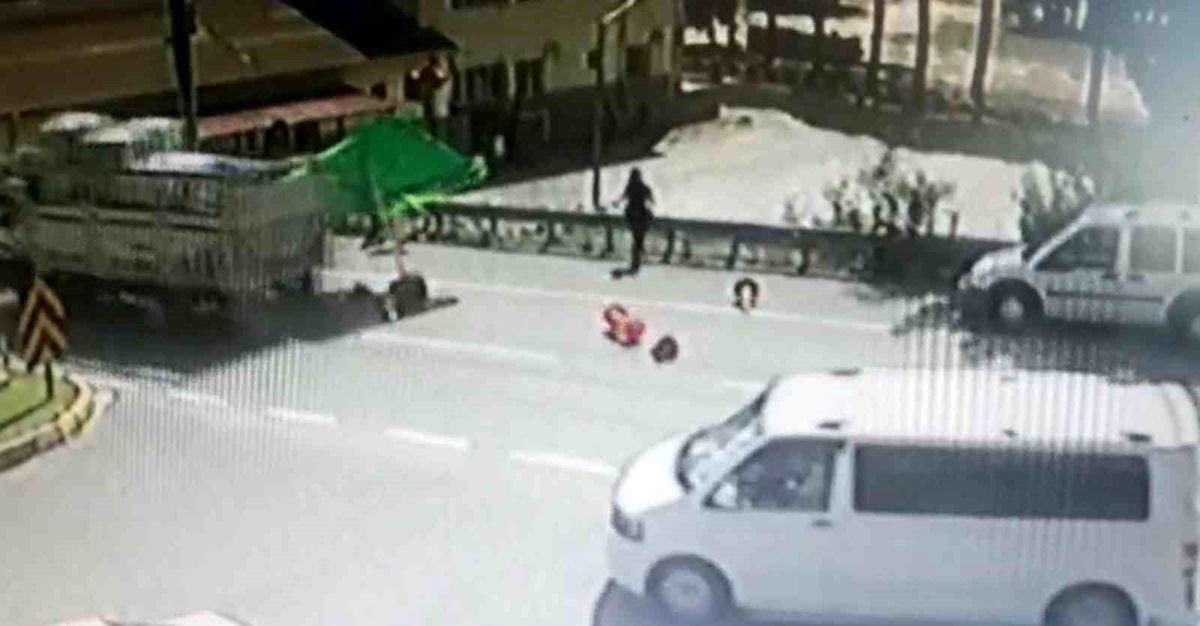 Marmaris\'te polis kontrol noktasına kamyonet çarptı, polisler son anda kurtuldu