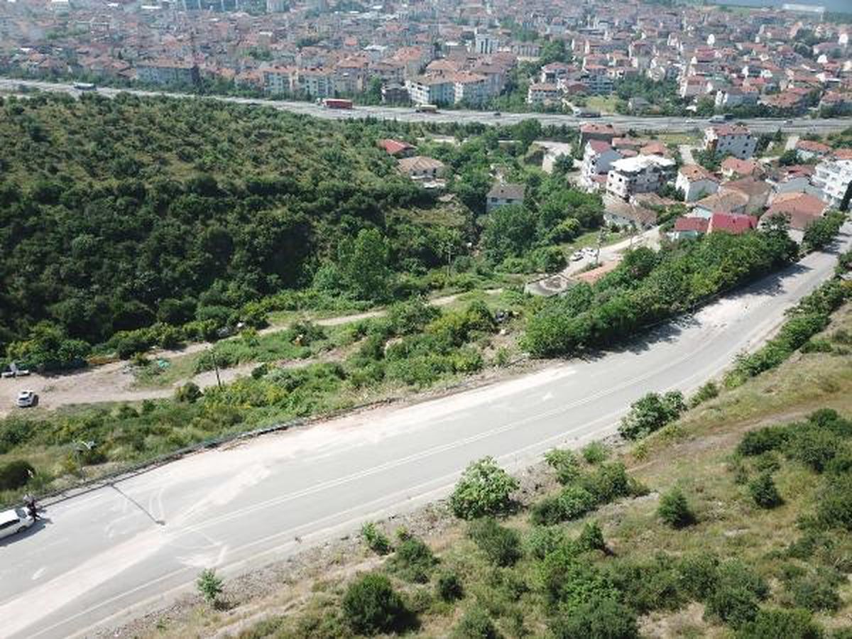 Kocaeli\'de TIR\'ın dorsesinden düşen silindir ve makine evlerin yakınına yuvarlandı