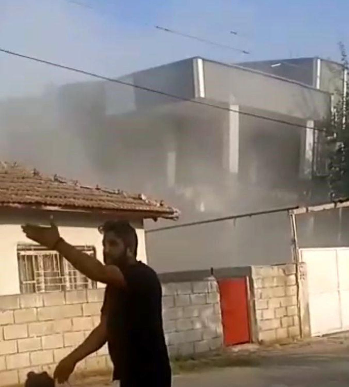 Hatay\'da Depremde Ağır Hasar Gören Bina Çöktü