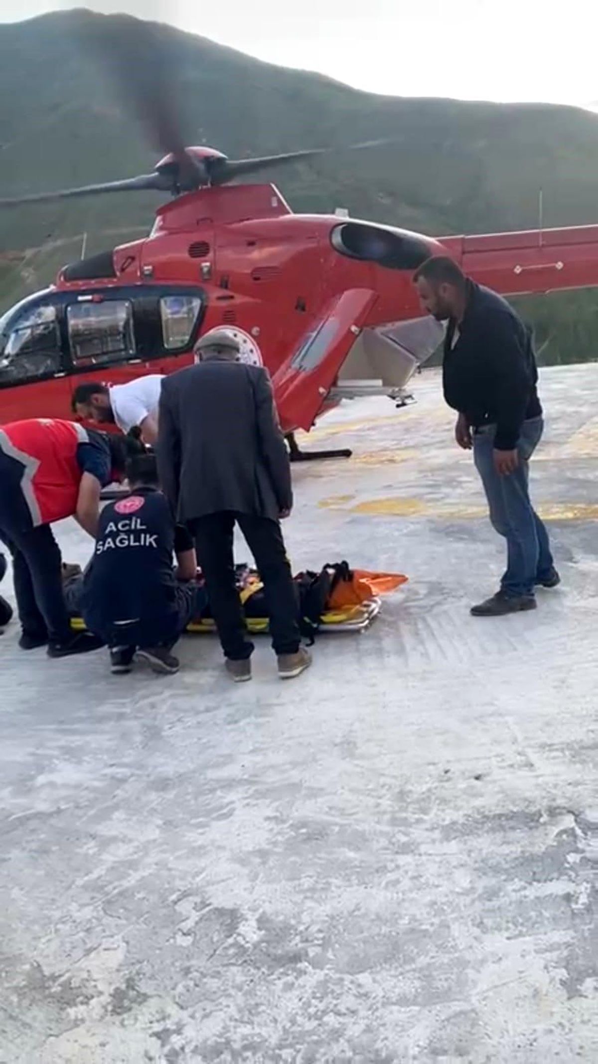 Van\'da hayvanın tepmesi sonucu ayağı kırılan şahıs için helikopter seferber edildi