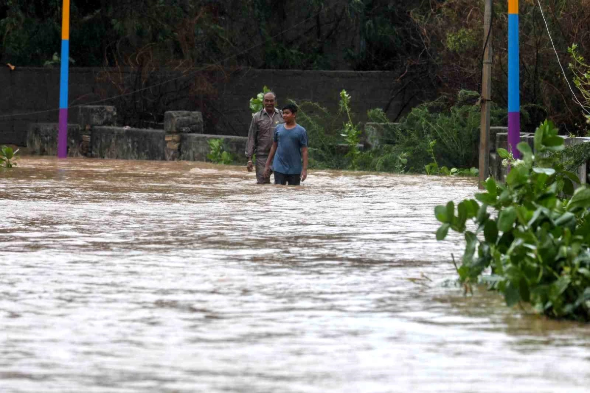 Hindistan\'da Kasırga ve Sel: 2 Ölü, 23 Yaralı