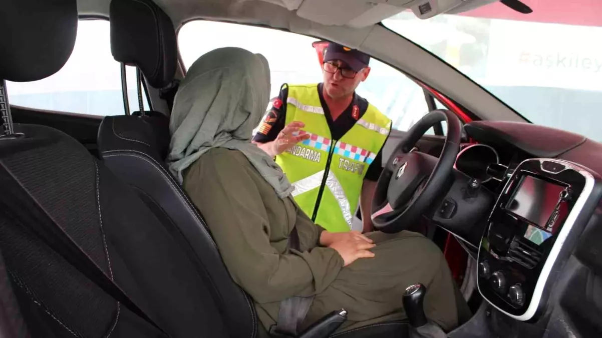 Jandarma Mobil Eğitim Tırı ve Emniyet Kemeri Simülasyon Aracı Iğdır\'da trafik eğitimi verdi