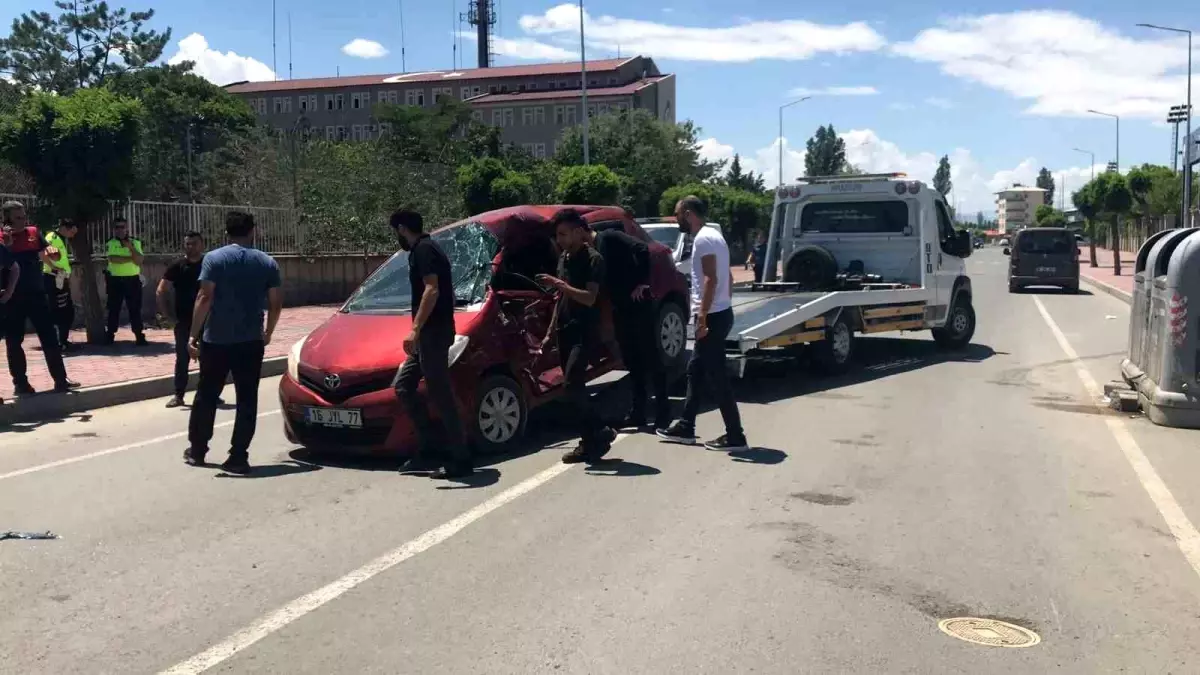 Iğdır\'da Öğretmenlerin İçinde Olduğu Araç Kamyonla Çarpıştı: 3 Yaralı