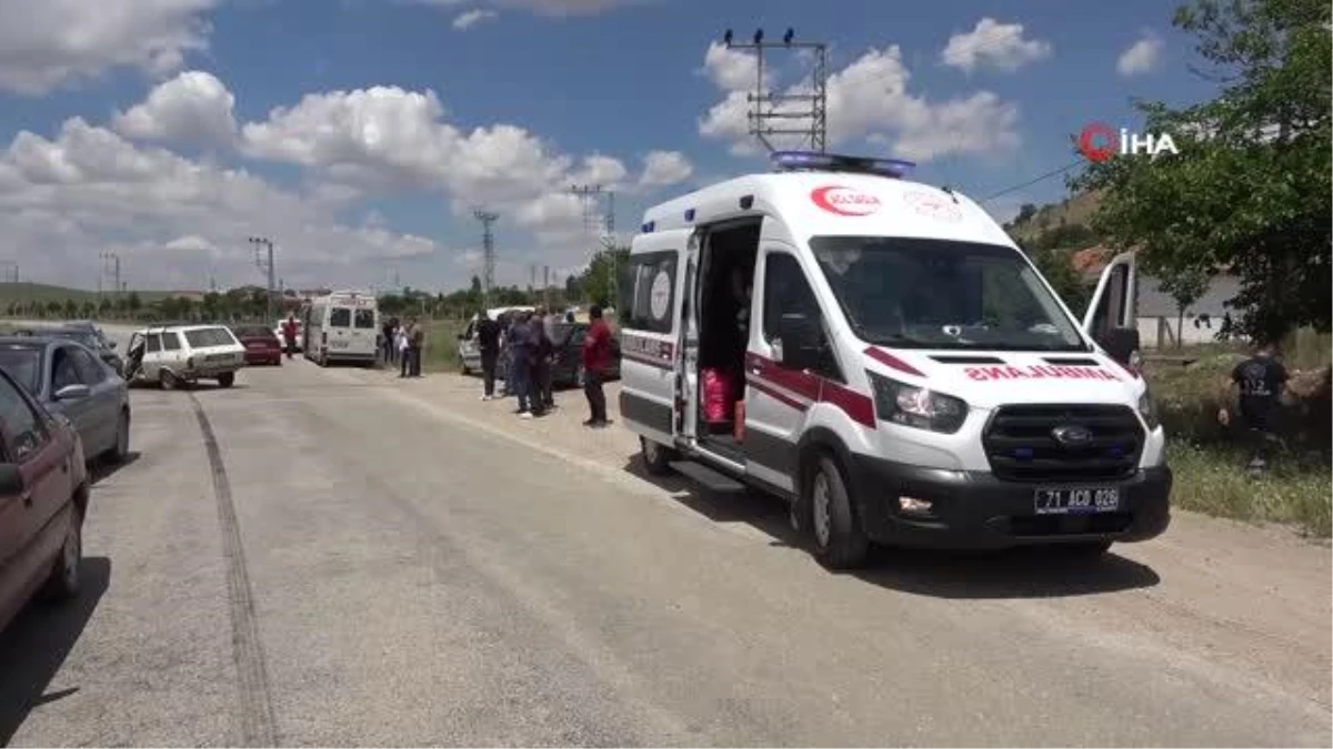 Kırıkkale\'de Kafa Kafaya Çarpışan İki Araçta 4 Kişi Yaralandı