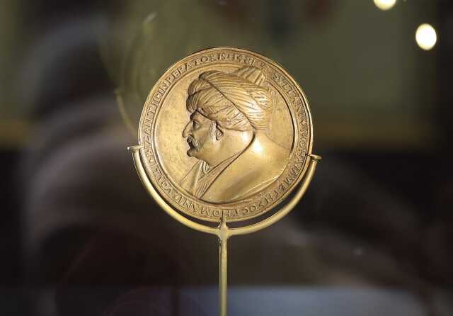 İmamoğlu: Fatih Sultan Mehmed'in bronz madalya portresini sergilemeye başladık