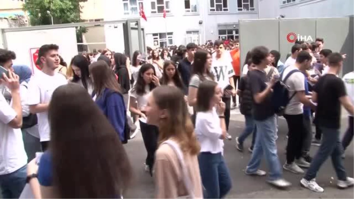 İstanbul\'da Öğrenciler Karnelerini Aldı