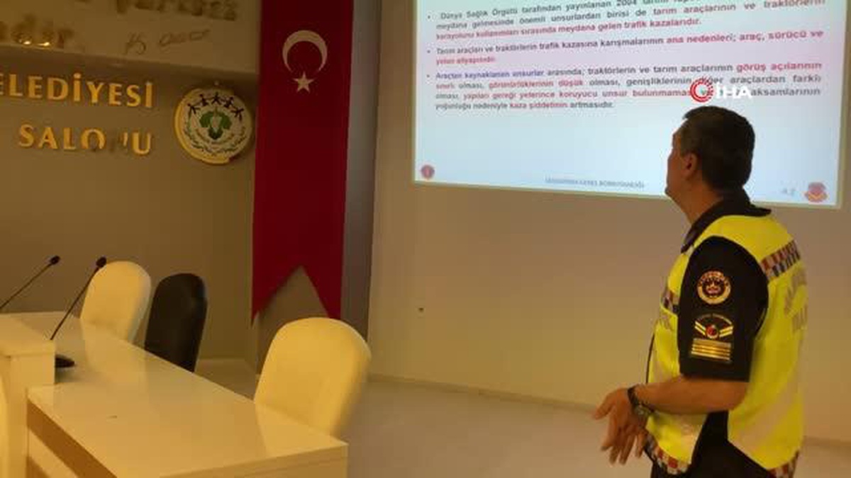 Jandarma Trafik Timleri, güvenli traktör kullanımı hakkında bilgi verdi