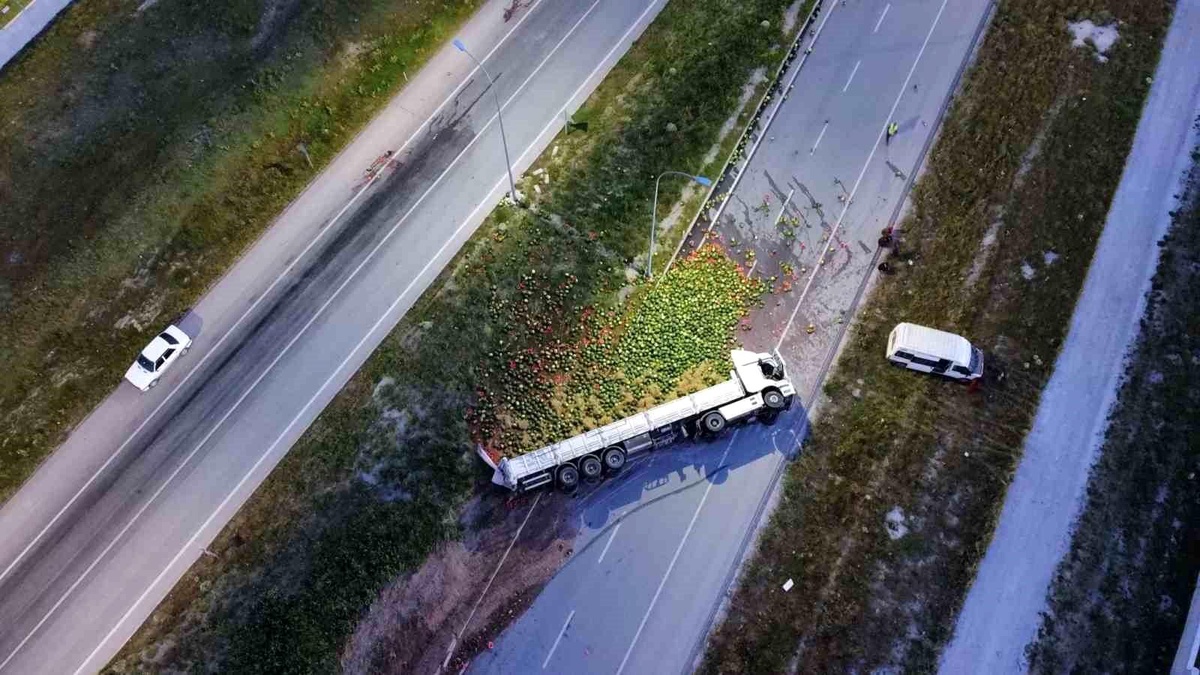 Afyonkarahisar\'da Karpuz Yüklü Tır Devrildi: 24 Ton Karpuz Ziyan Oldu