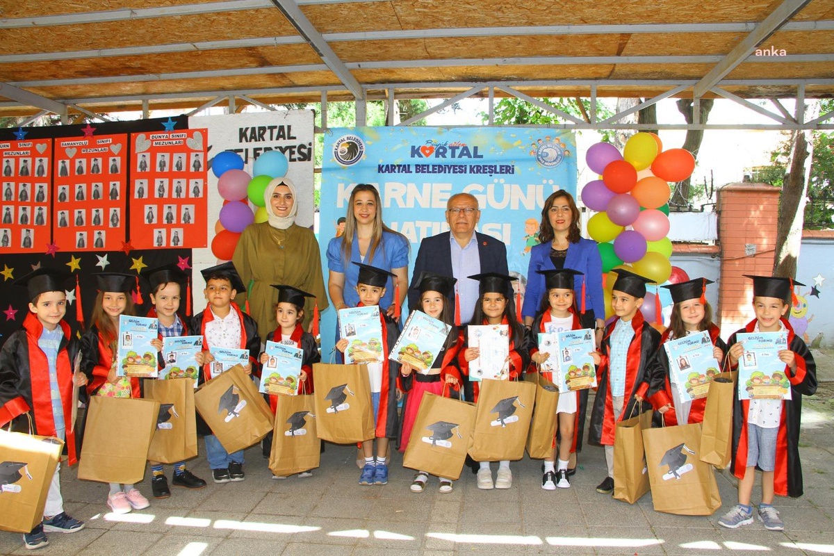 Kartal Belediyesi\'ne bağlı 15 kreşte minik öğrenciler karnelerini aldı