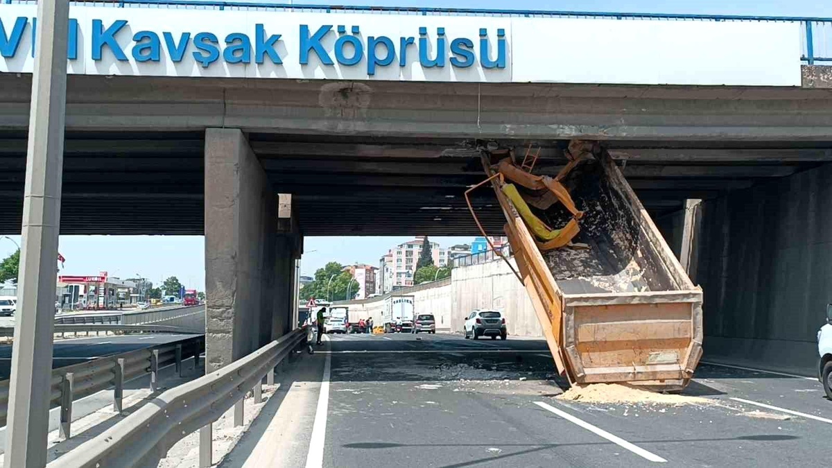 Kocaeli\'de Tırın Kasası Açıldı, Köprüye Sıkıştı