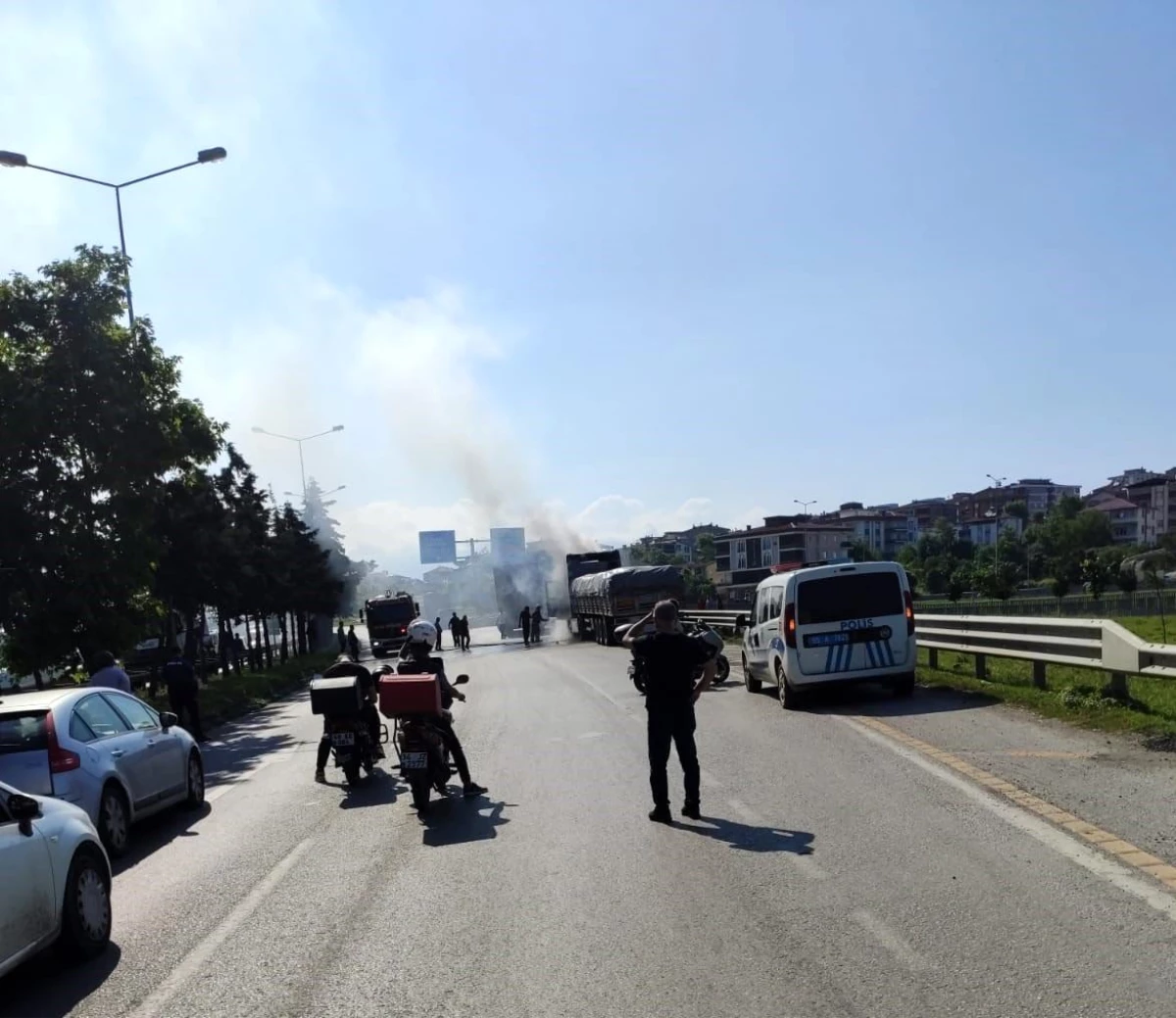 Samsun\'da Kömür Yüklü Tırın Motor Bölümünde Yangın Çıktı