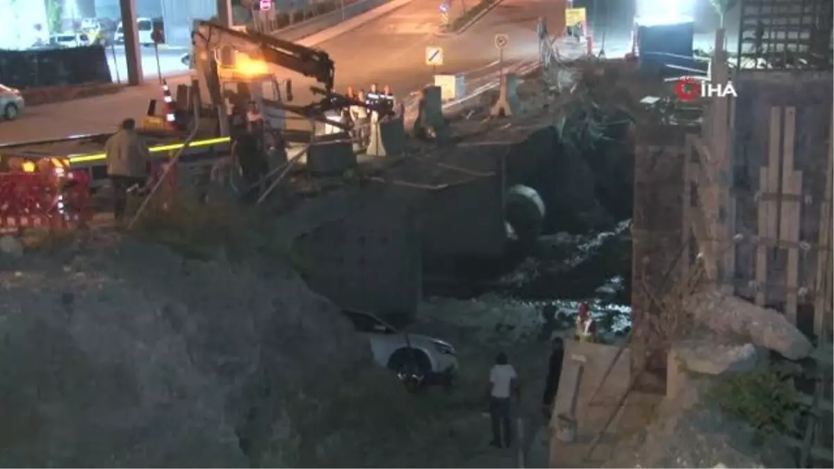 Küçükçekmece\'de Şantiye Alanından Geçen Araç Çukura Düştü