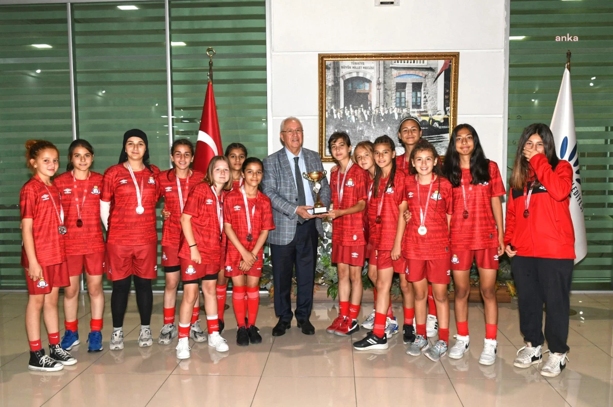 Karabağlar Ülkü Ortaokulu Kız Futbol Takımı Başarılarıyla Belediye Başkanı Selvitopu\'nu Ziyaret Etti