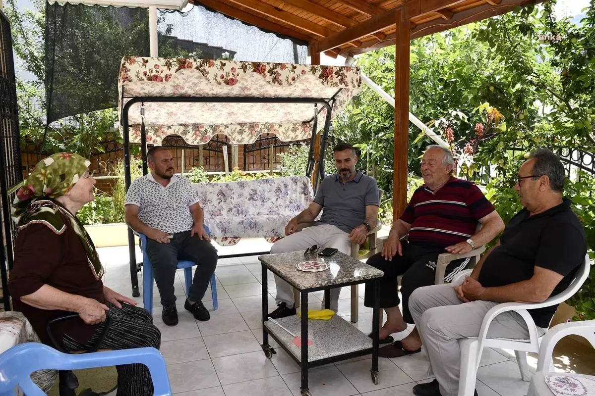 Kuşadası Belediyesi, Evde Bakım Birimi\'nden hizmet alan babaları ziyaret etti