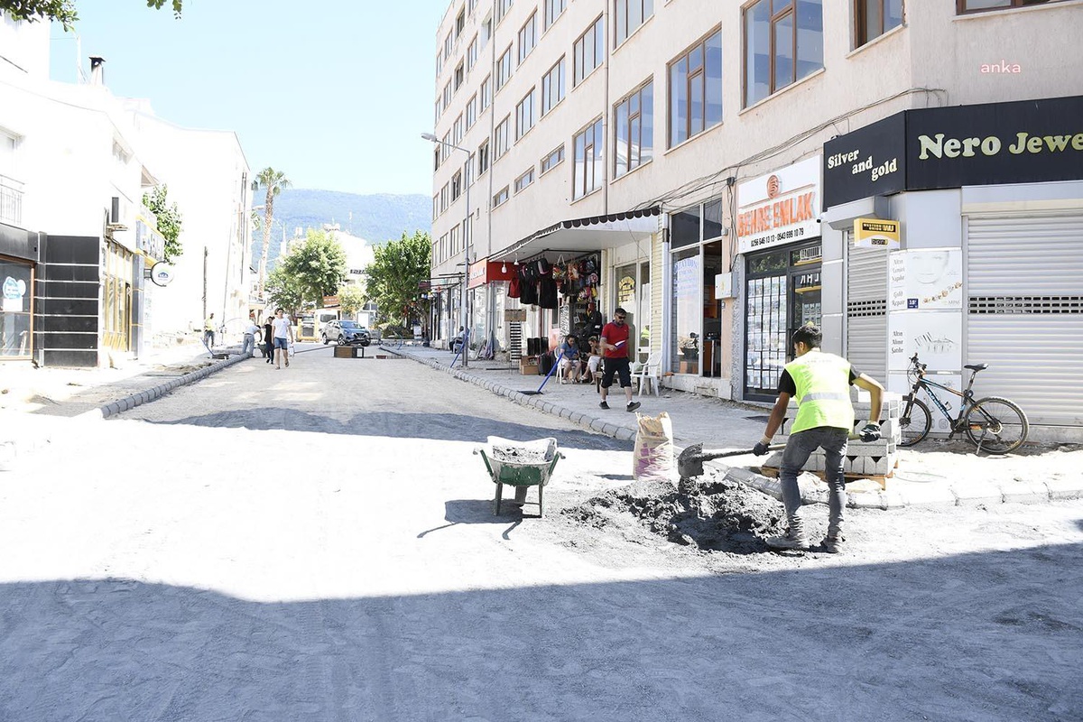 Kuşadası Belediyesi Güzelçamlı Mahallesi\'nde Yol Yenileme Çalışmalarına Devam Ediyor