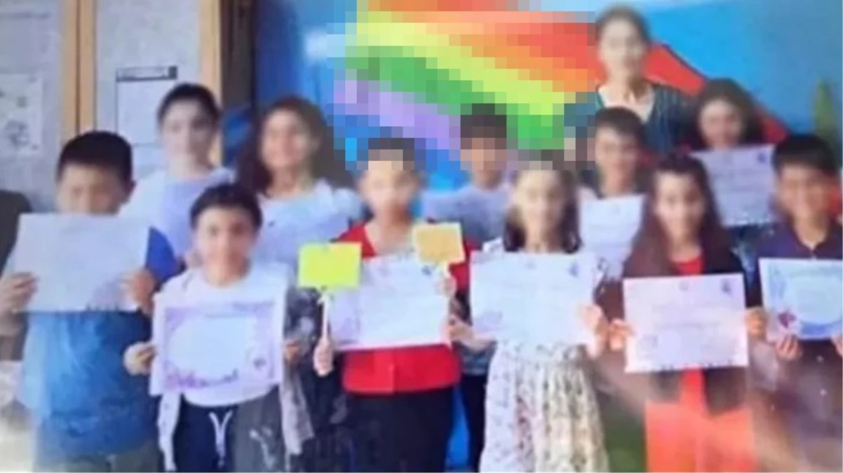 MEB, LGBT sembolü bulunan afişin önünde fotoğraf çektiren öğretmen hakkında yasal süreç başlattı
