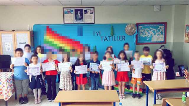 LGBT sembolü bulunan afişin önünde fotoğraf çektiren öğretmen hakkında yasal süreç başlatıldı LGBT sembolü bulunan afişin önünde fotoğraf çektiren öğretmen hakkında yasal süreç başlatıldı