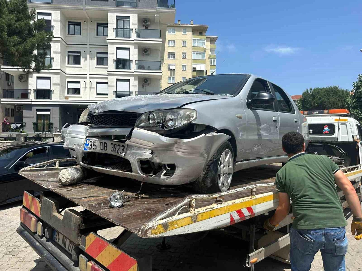 Maltepe\'de Kontrolden Çıkan Araç Dondurma Dükkanına Daldı