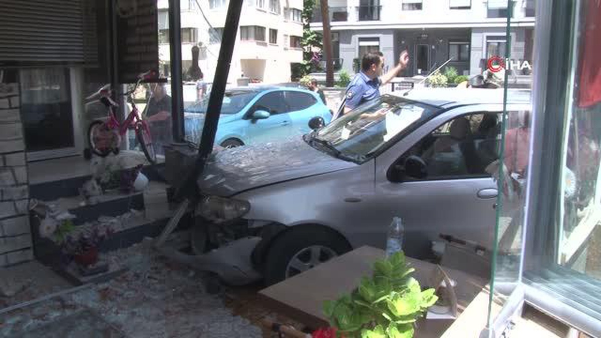 Maltepe\'de Kontrolden Çıkan Otomobil Dondurma Dükkanına Daldı