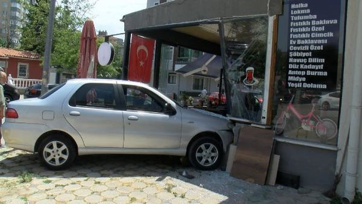Sürücüsünün Direksiyon Hakimiyetini Kaybettiği Araç Dondurma Dükkanına Daldı