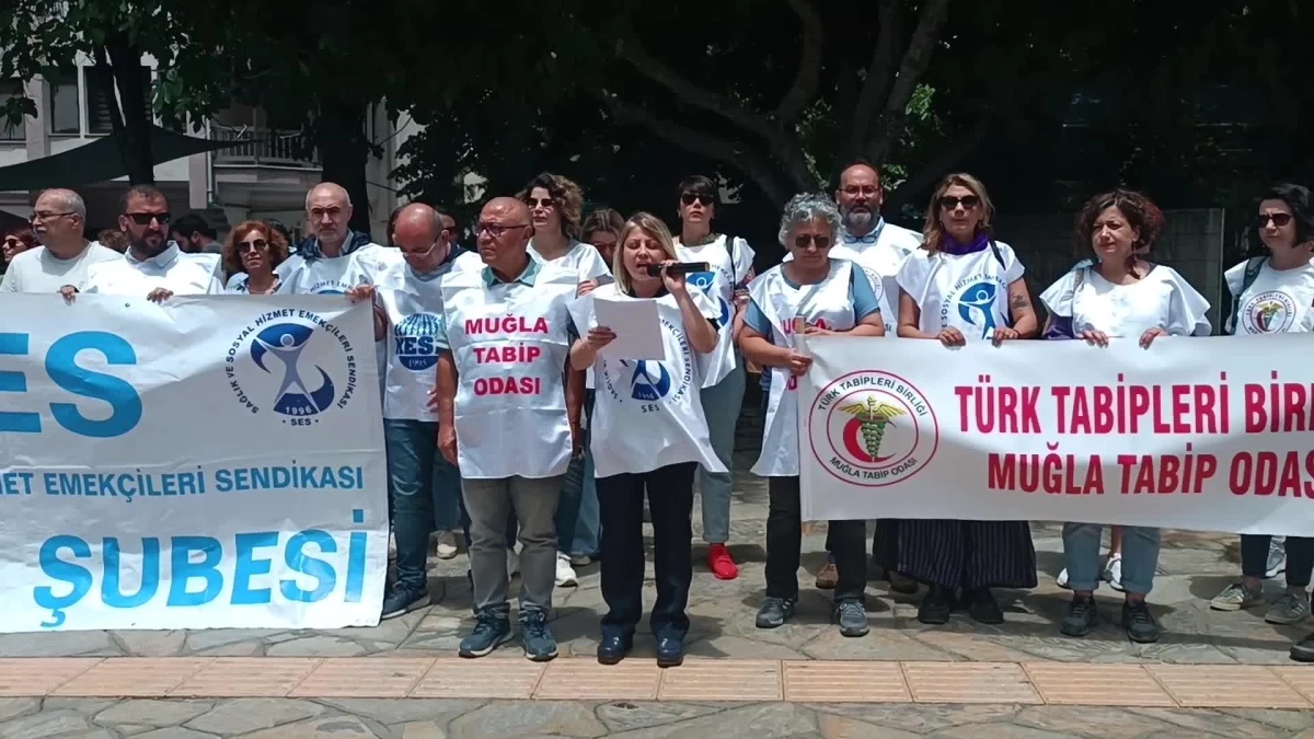 Muğla\'da Sağlıkçılar, Doktor Melek Bağce\'nin Öldürülmesini Protesto Etti