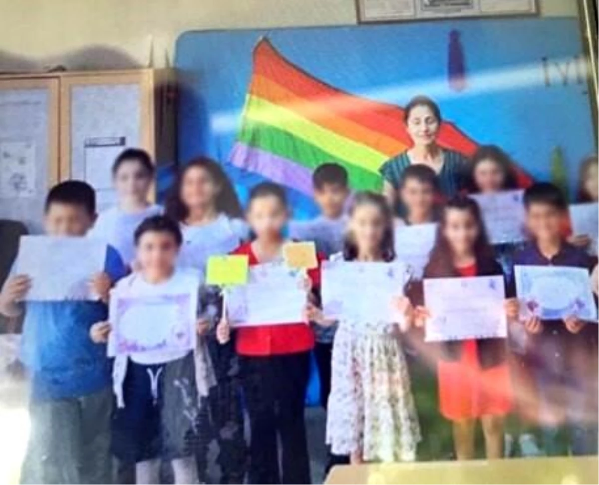 MEB, LGBT bayrağı önünde fotoğraf çektiren öğretmen hakkında yasal işlem başlattı