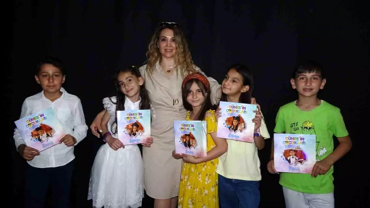 Öğretmen, mezun ettiği öğrencilere özel kitap hediye etti