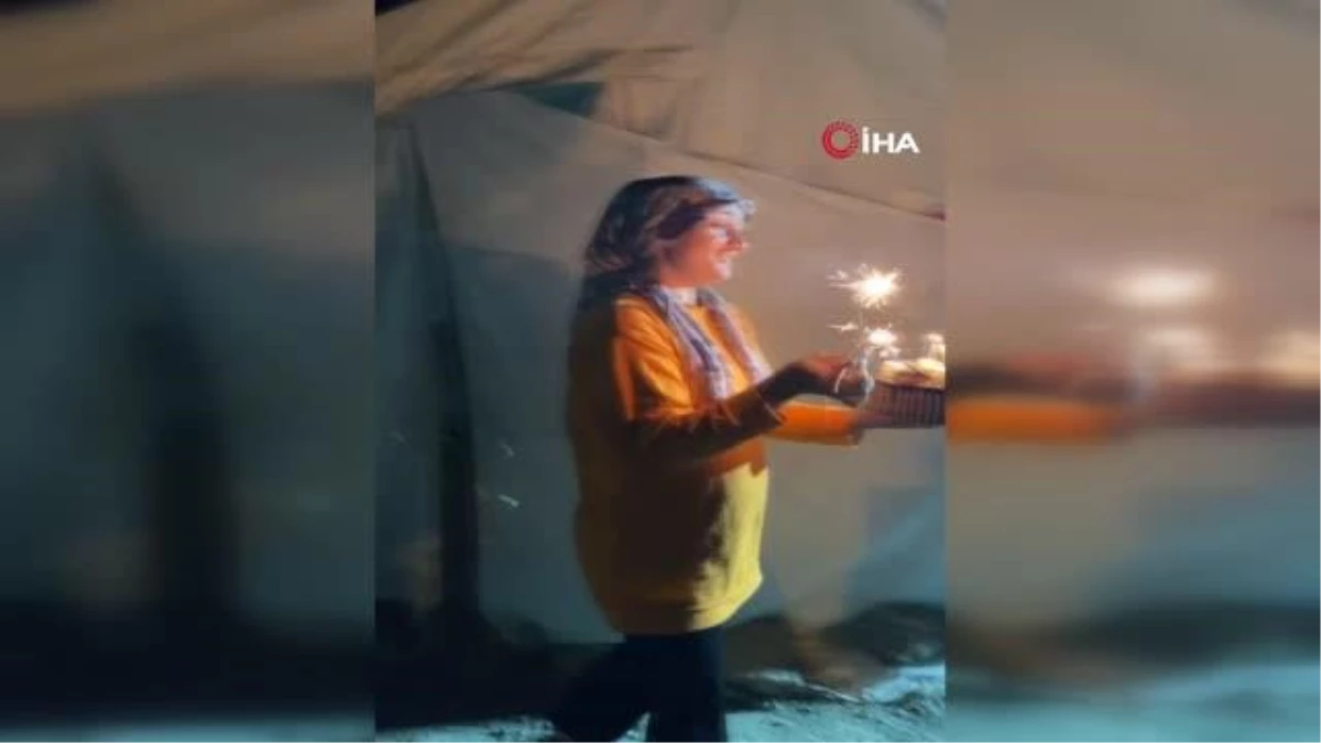 Depremzedelerin çadırda düzenlediği doğum günü annesini hüzünlendirdi