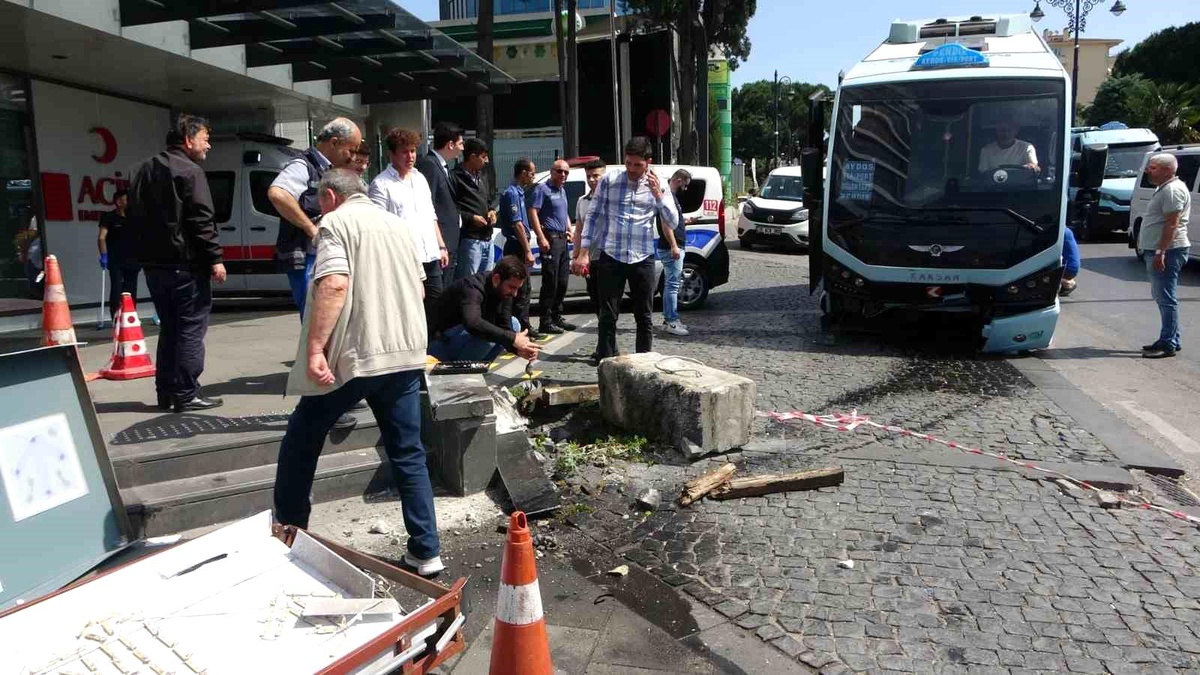 Pendik\'te Minibüs Kaza Yaptı