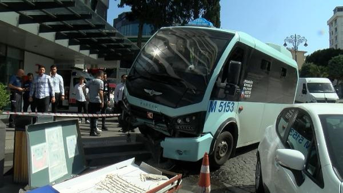 Pendik\'te Yolcu Minibüsü Hastane Panosuna Çarptı