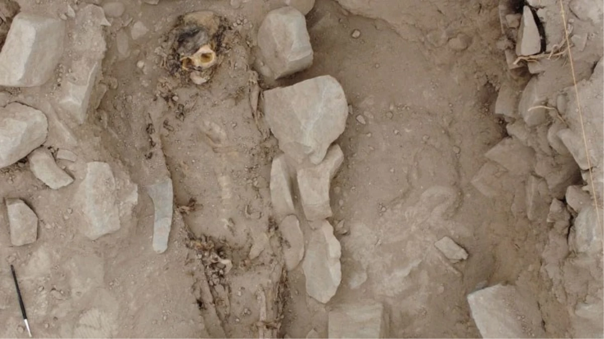 Peru\'da 3 bin yıllık mumya bulundu! Etrafındaki eşyalar ilginç