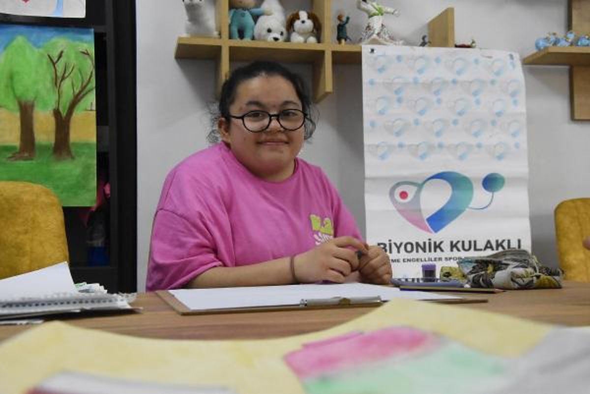Doğuştan işitme engelli genç resimleriyle dikkat çekiyor