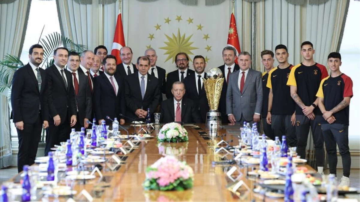 Galatasaray şampiyonluk kutlamaları sonrası Cumhurbaşkanı Erdoğan\'ı ziyaret etti