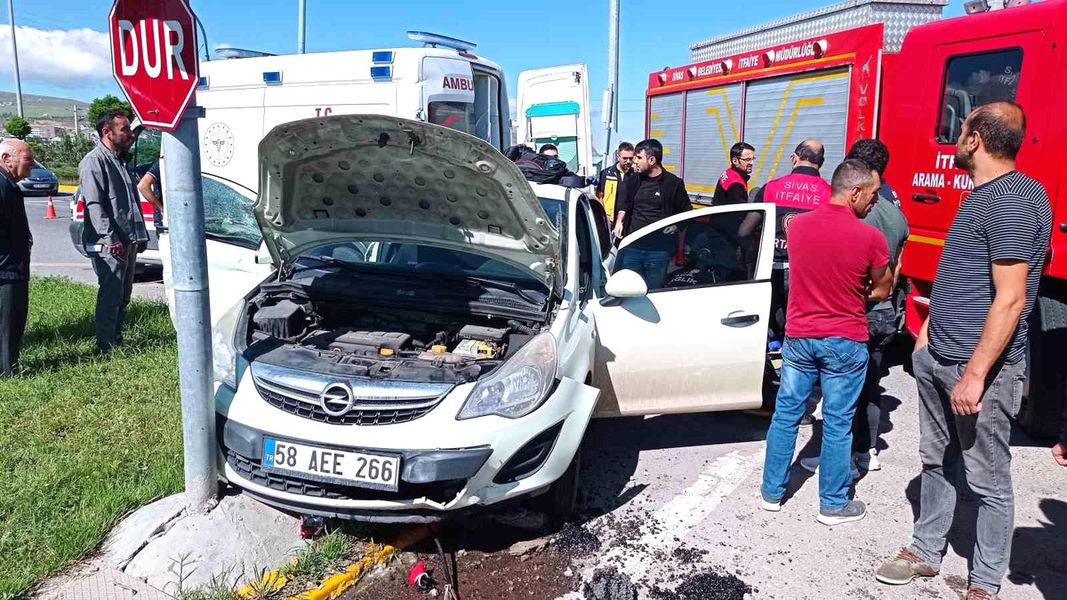 Sivas\'ta Tır ve Otomobil Çarpıştı: 4 Yaralı
