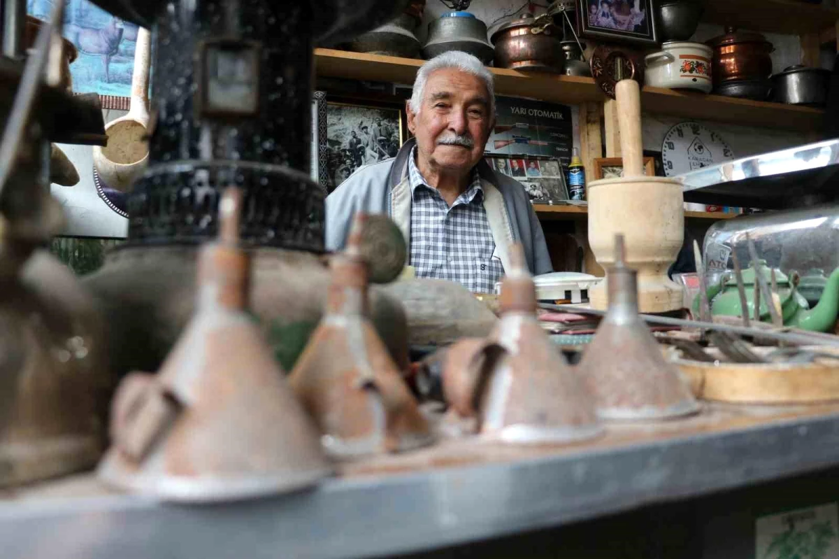 92 yaşındaki esnafın antika dükkânı Topkapı Sarayı\'na eski tüfekler sattı