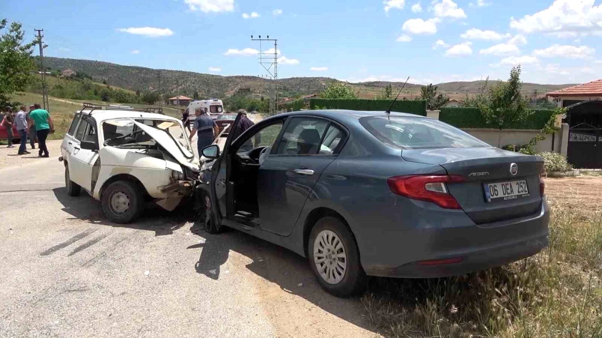 Kırıkkale\'de Kafa Kafaya Çarpışan Otomobillerde 4 Kişi Yaralandı