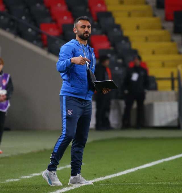 Sosyal medyadan paylaştı! Emre Belözoğlu'nun sağ kolu Başakşehir'den ayrıldı