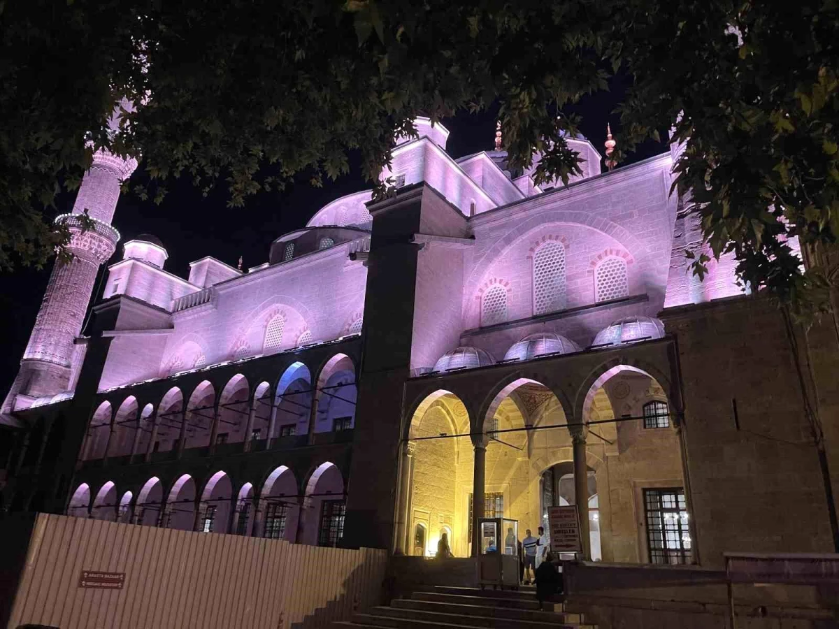 Sultanahmet Camii\'nin ışıklandırması abdest alanları için yetersiz kaldı