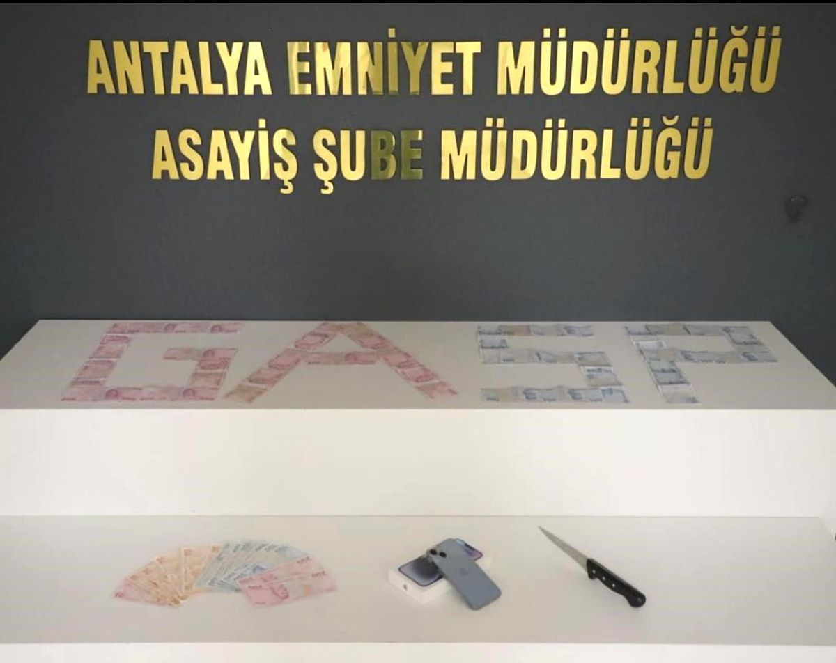 Antalya\'da Sürücüyü Yardım İstemek Bahanesiyle Darp Edip 10 Bin TL Çalan 3 Şüpheli Tutuklandı