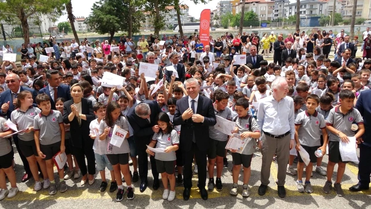 Antalya Valisi Ersin Yazıcı, Atatürk İlkokulu\'nda Karne Törenine Katıldı