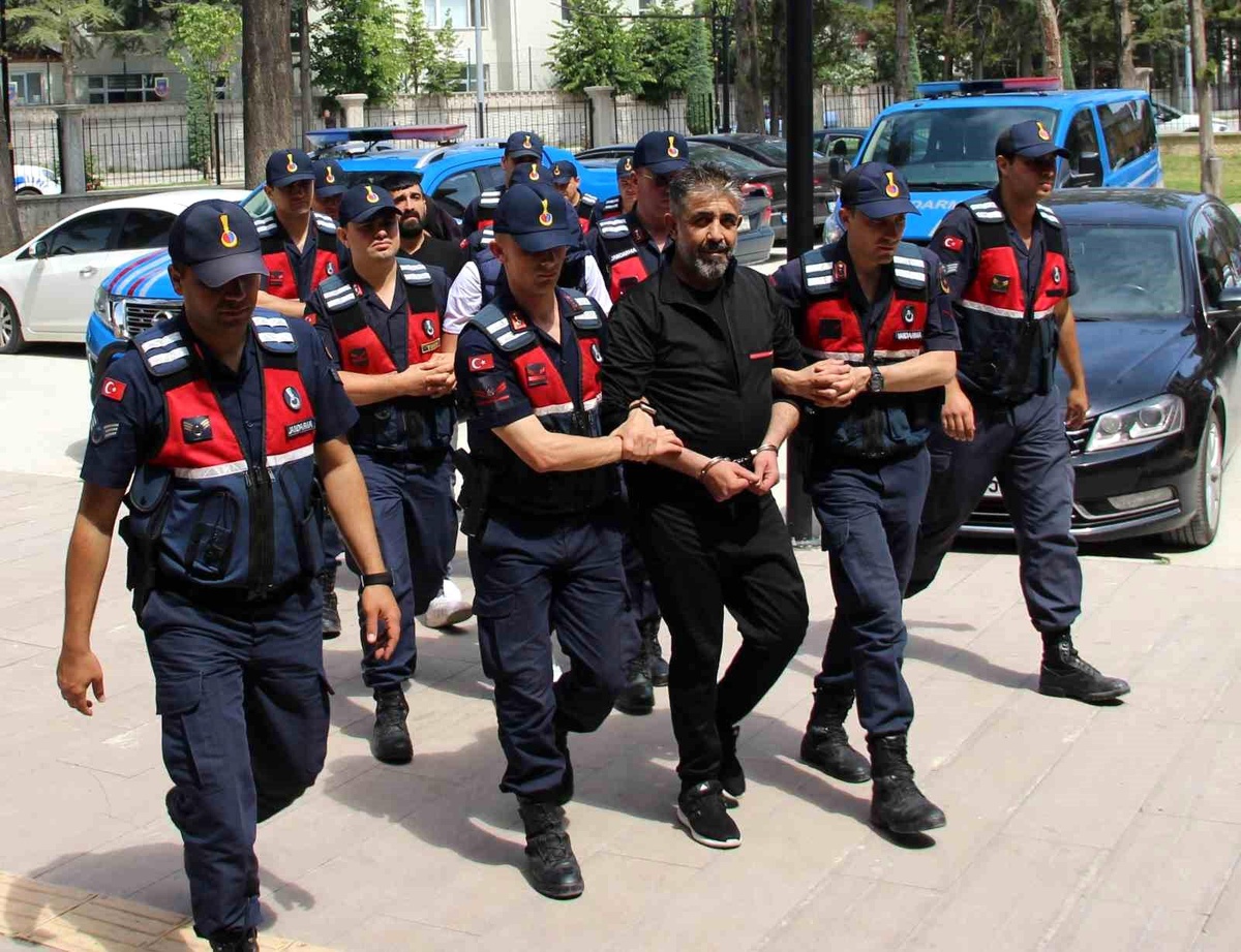 Afyonkarahisar\'da Uyuşturucu Operasyonu: 4 Kişi Gözaltına Alındı