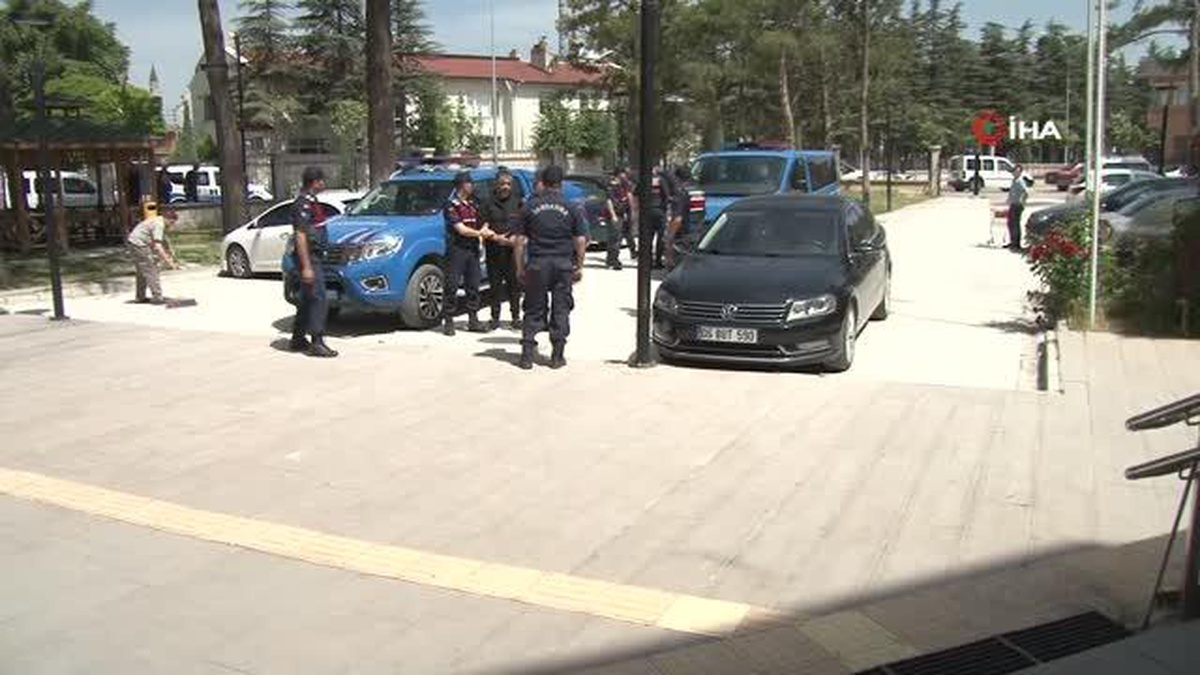 Uyuşturucu operasyonunda yakalandı, adliye girişinde gülümseyerek poz verdi