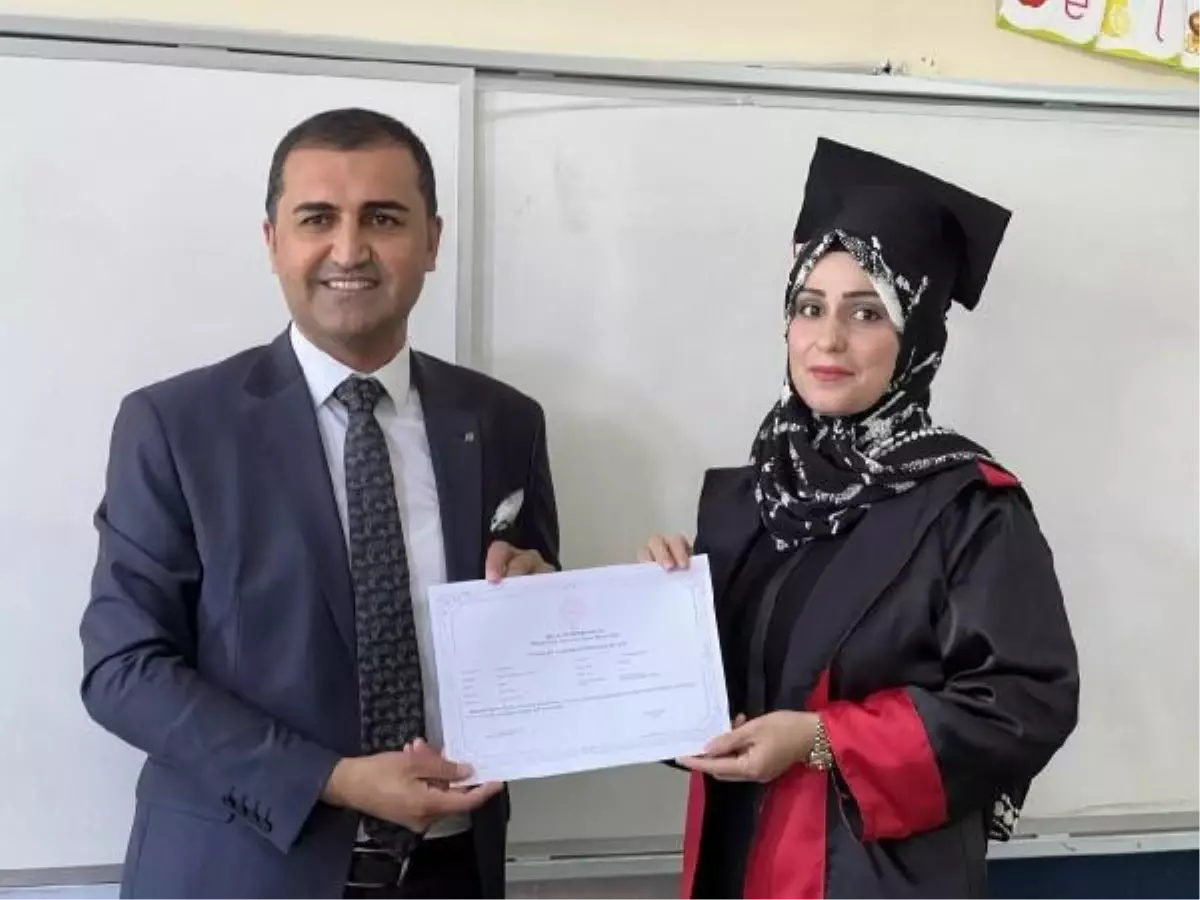 Yüksekova'da Türkçe okuma-yazma kursuna İranlı ve Iraklı kadınlar da katıldı