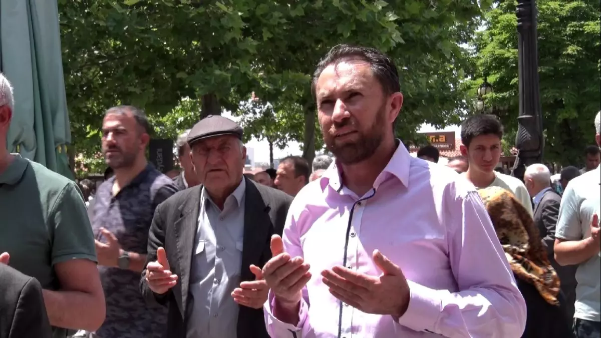 YKS öncesi öğrenciler Hacı Bayram Veli Türbesi\'nde dua etti