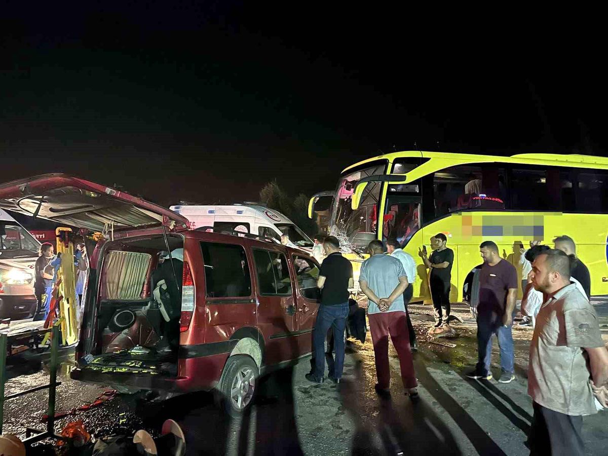 Manisa\'da Yolcu Otobüsü ile Hafif Ticari Araç Çarpıştı: 1 Ölü